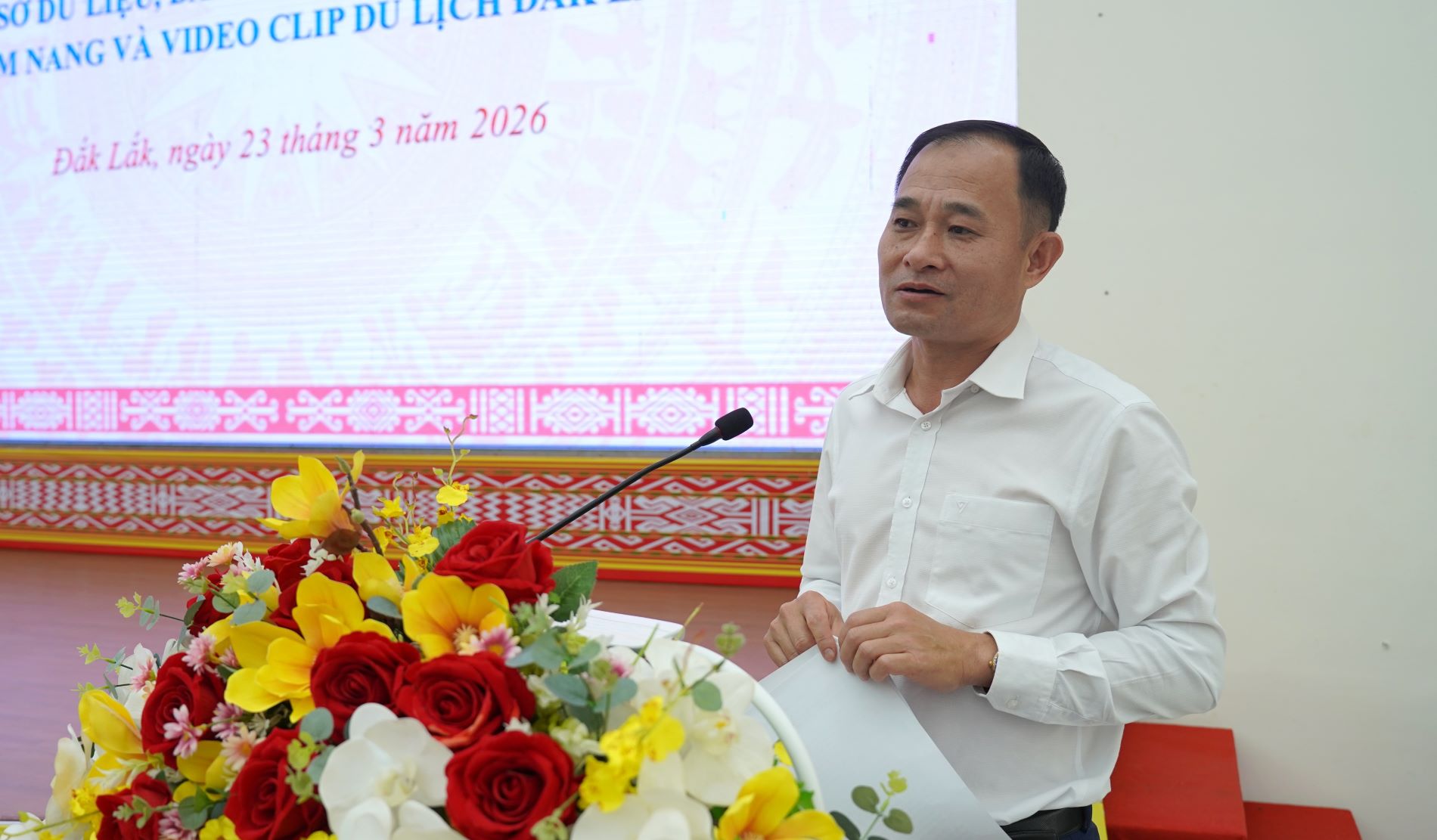 Phó Giám đốc Sở Văn hóa, Thể thao và Du lịch Lê Phúc Long phát biểu tại hội nghị.